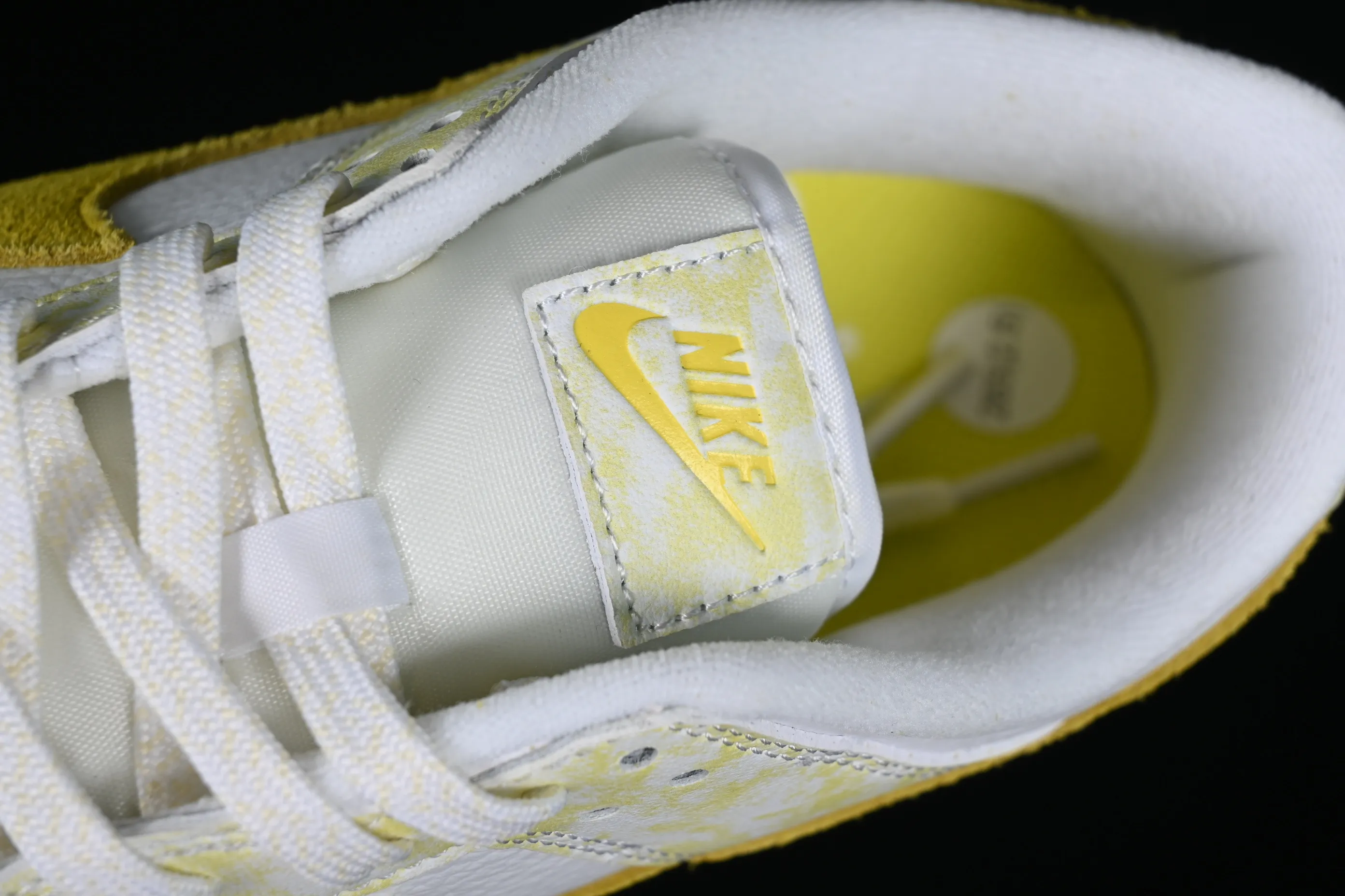 All categories Nk SB Dunk series Nk SB Dunk Low low-top sneakers Nk SB Dunk Low Prm yellow and white color SB smashed backboard fashion casual sneakers DM9467-700